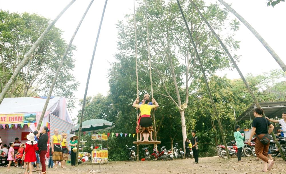 Phong tục đánh đu đầu xuân mang ý nghĩa cầu may