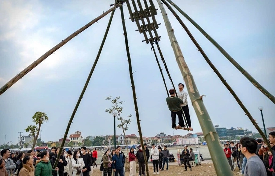 Ảnh người chơi đánh đu thể hiện sự dẻo dai linh hoạt