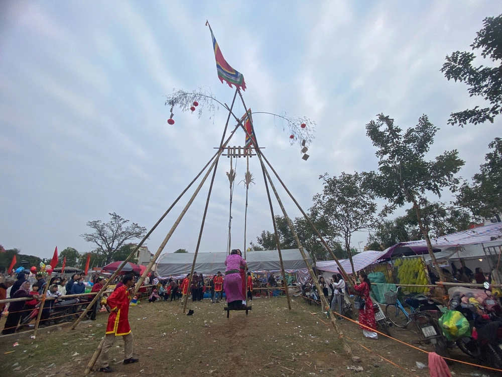 Hình ảnh bãi đánh đu làng quê rộng thoáng yên bình