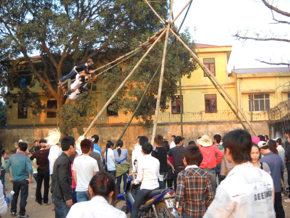 Lễ hội đánh đu thu hút đông đảo người tham gia