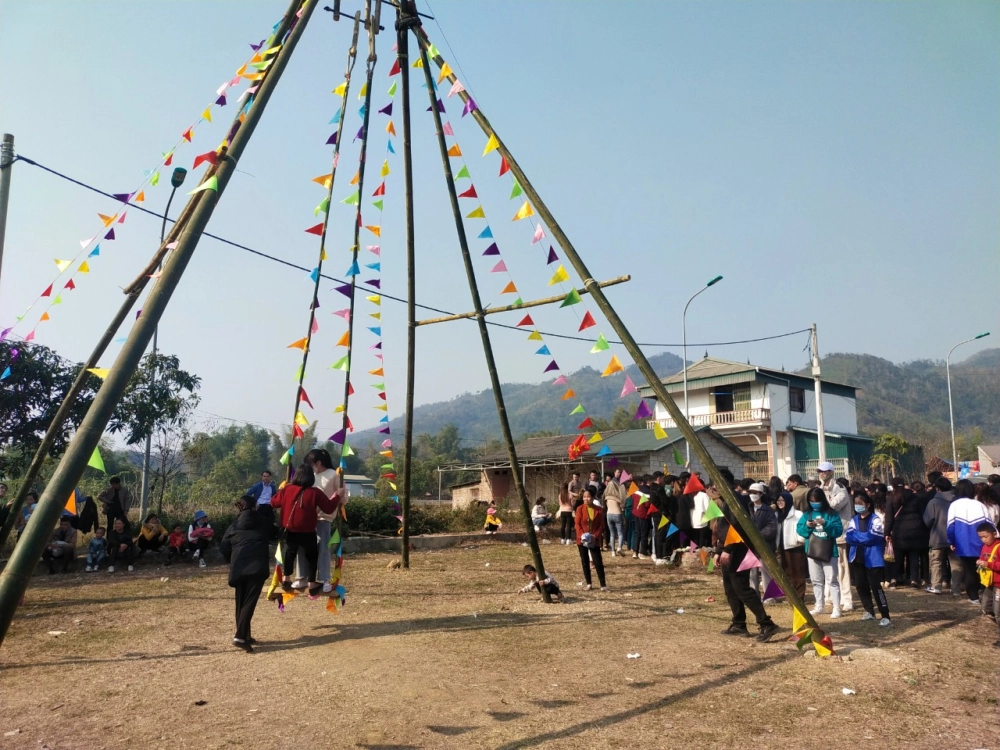 Hình ảnh đánh đu ngày Tết tái hiện không khí vui tươi