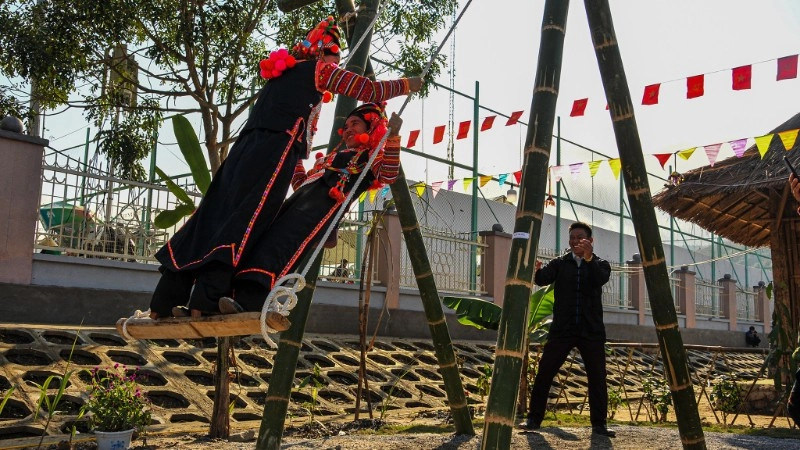 Lễ hội đánh đu thu hút đông đảo người dân tham gia