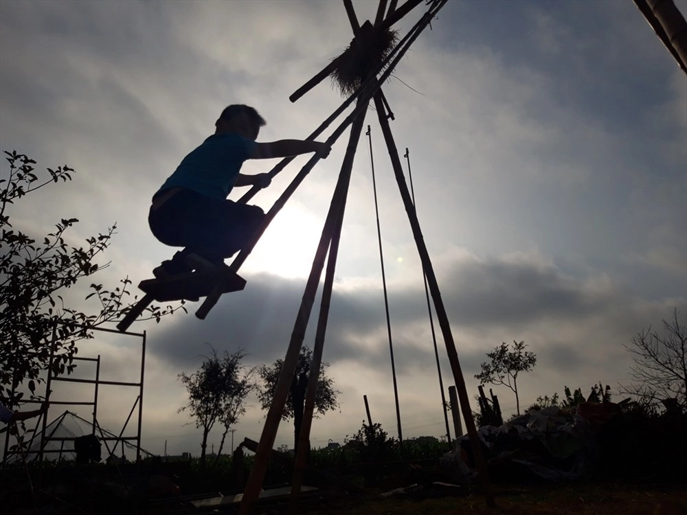 Cách chơi đánh đu đơn giản nhưng đòi hỏi sự khéo léo