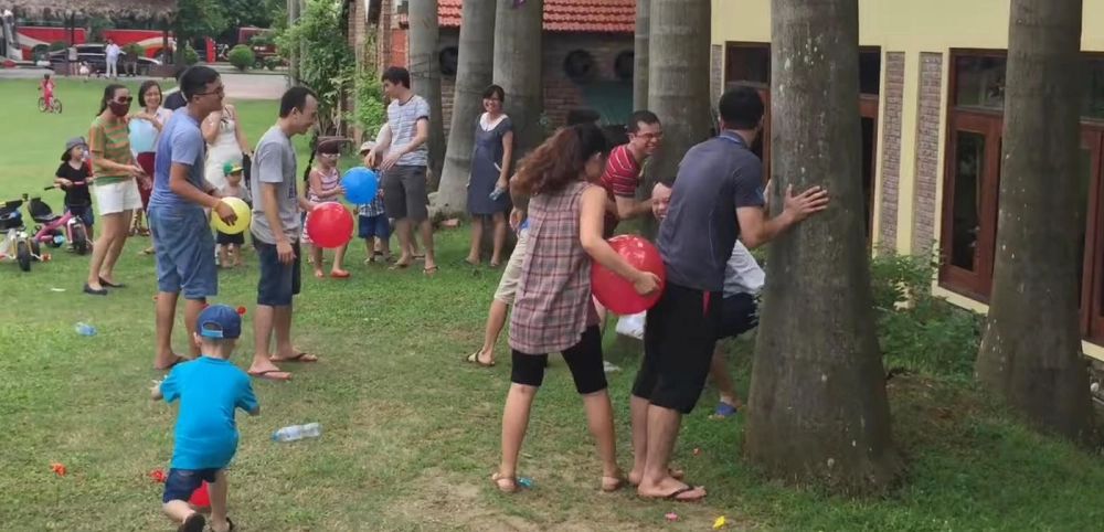 Video đập bóng bằng mông quay lại những pha xử lý vụng về nhưng đầy tiếng cười của các đội thi