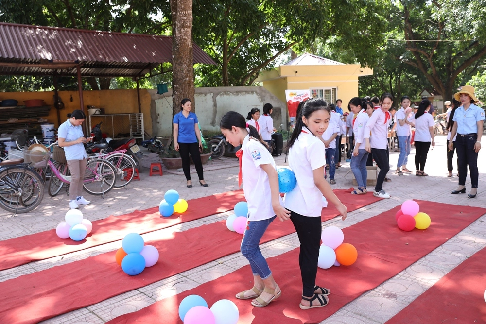 Hình ảnh đập bóng bằng mông hài hước của đội văn phòng trong buổi dã ngoại hè