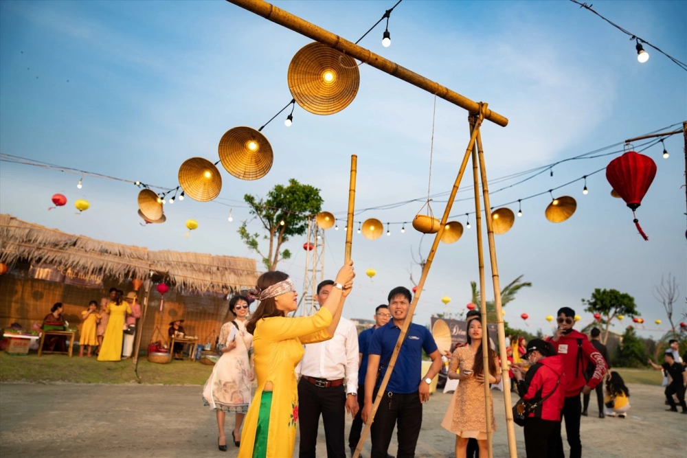 Đập niêu đất mang lại không khí lễ hội rộn ràng