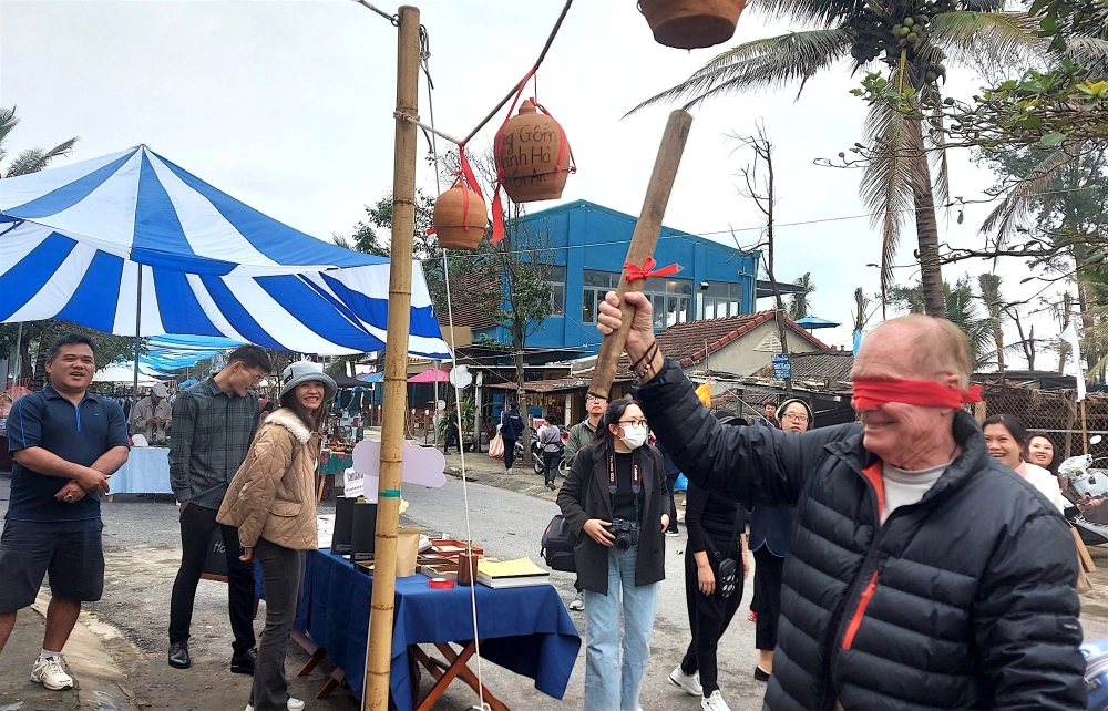 Đập niêu đất bịt mắt tạo thử thách hấp dẫn