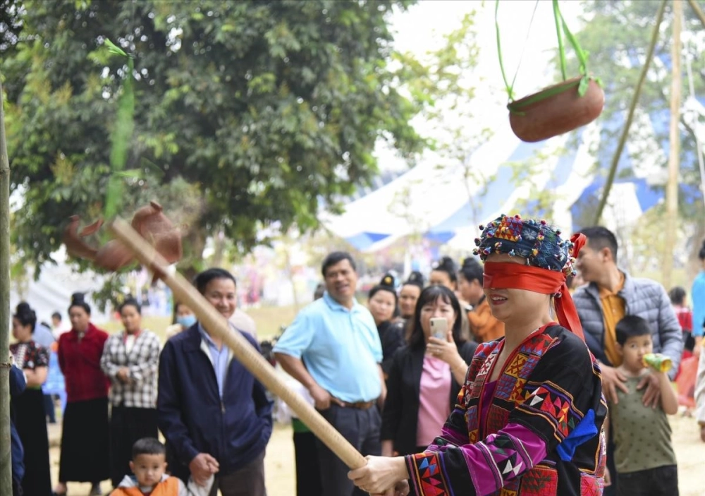 Ý nghĩa trò chơi đập niêu thể hiện niềm vui sum vầy
