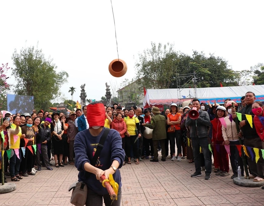 Hình ảnh người chơi đập niêu đầy hào hứng