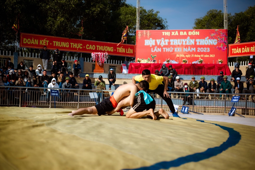 Hình ảnh thi đấu vật thể hiện tính đối kháng cao