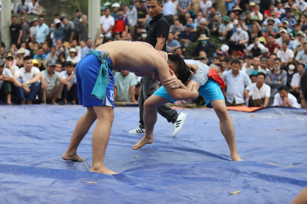 Ảnh thực tế giải đấu vật ghi dấu khoảnh khắc đẹp