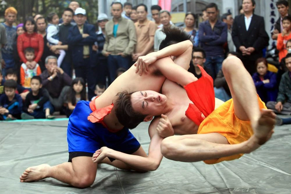 Ảnh chụp lễ hội đấu vật mang không khí hội làng
