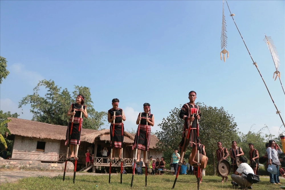 Đi cà kheo mang nét đẹp vận động dân gian độc đáo