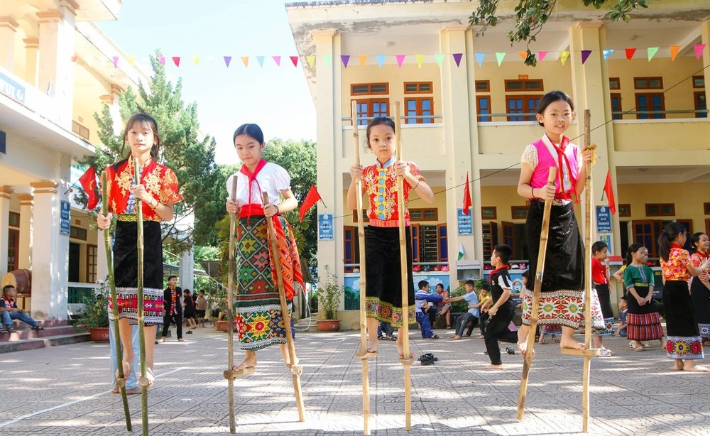 Ý nghĩa trò chơi đi cà kheo rèn luyện thể chất bền bỉ