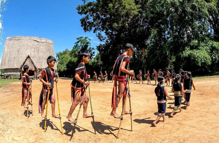 Ảnh người đi cà kheo thể hiện tinh thần chinh phục