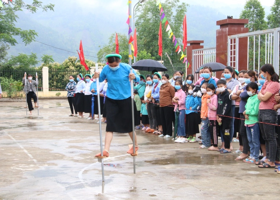 Lễ hội đi cà kheo rộn ràng không khí truyền thống