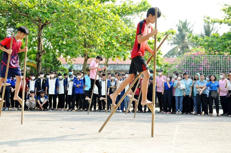 Đi cà kheo dân tộc nào phản ánh nét văn hóa đặc trưng