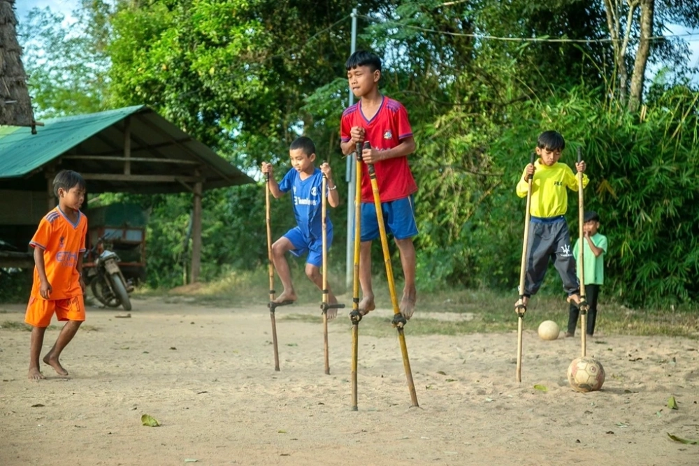 Trò chơi đi cà kheo rèn thăng bằng và sự khéo léo