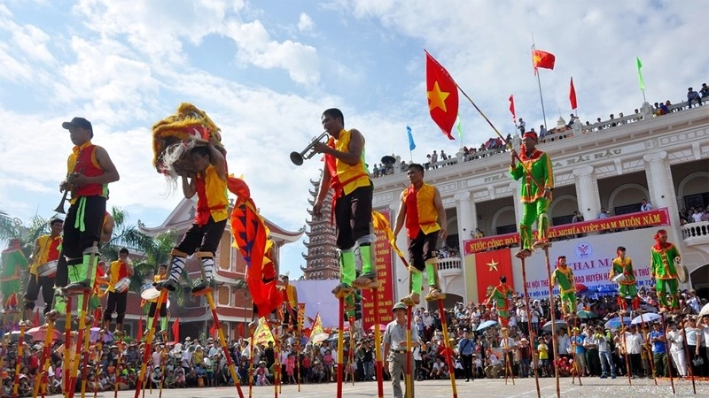 Hình ảnh đi cà kheo sinh động giữa không gian lễ hội