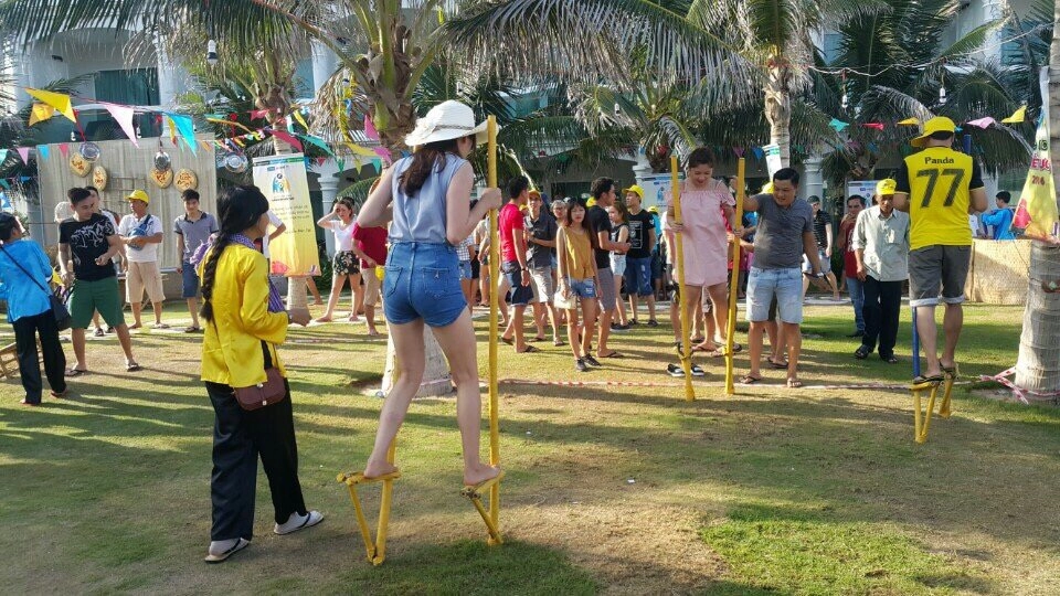 Trò chơi đi cà kheo thể hiện sự khéo léo và thăng bằng