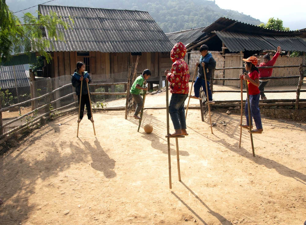 Kỹ thuật đi cà kheo đòi hỏi sự phối hợp linh hoạt