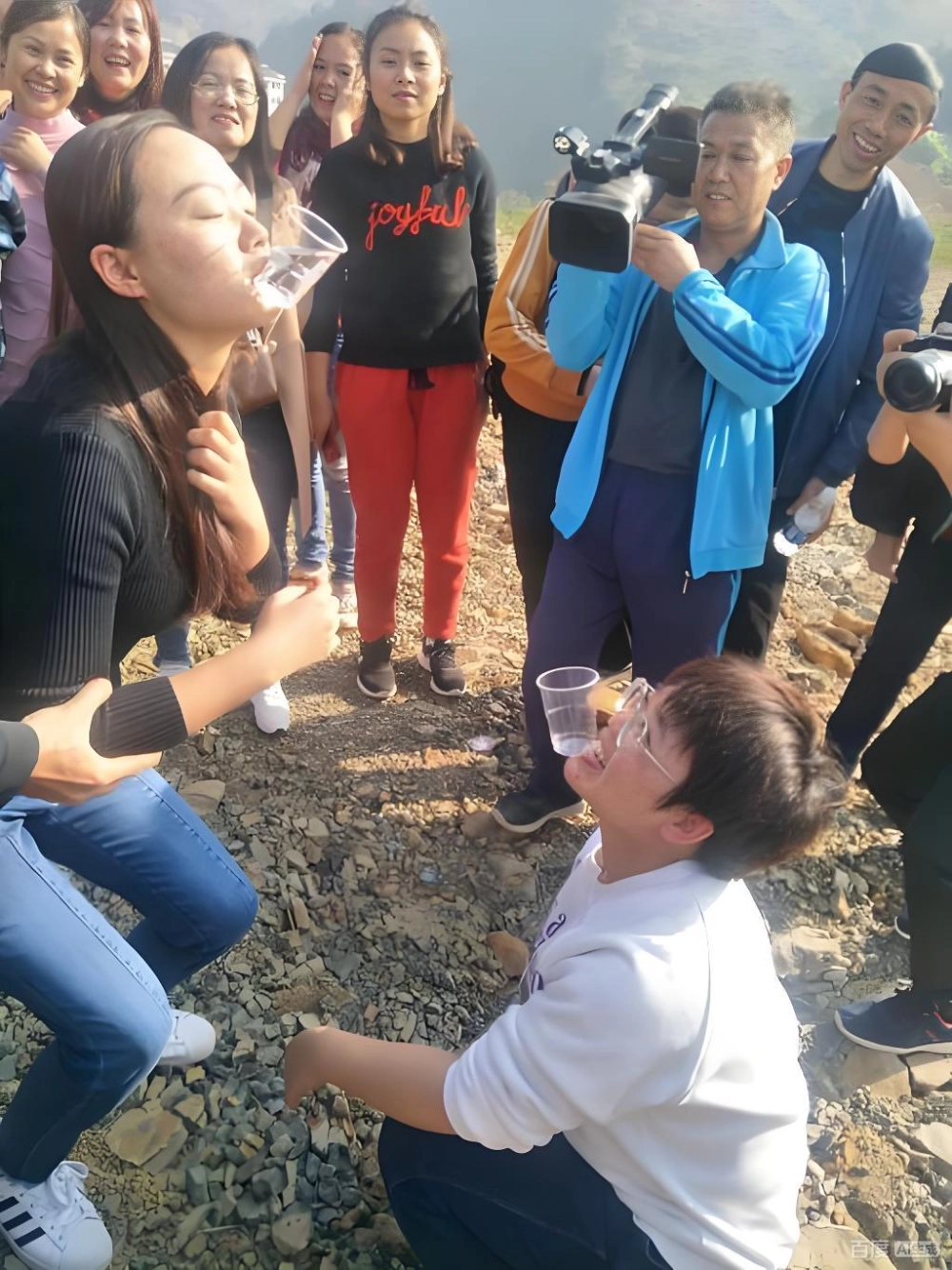 Các bạn nhỏ hào hứng tham gia hoạt động đưa nước về nguồn cho trẻ em tại sân trường mầm non