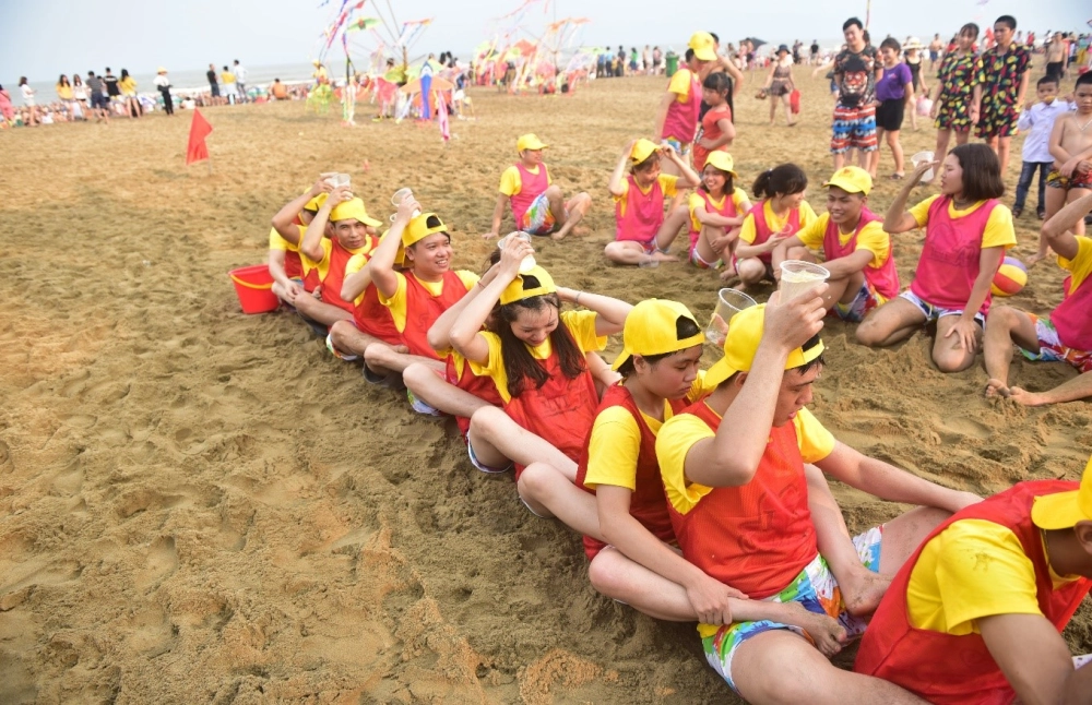 Thử thách đòi hỏi sự tập trung cao độ khi các đội tiến hành đưa nước về nguồn bằng bát nhựa nhỏ