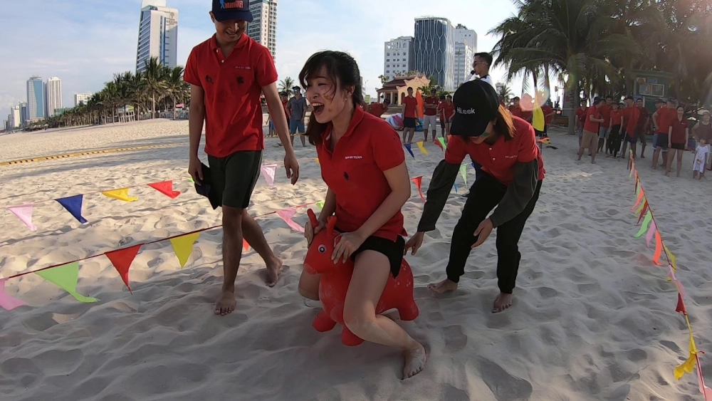 Hình ảnh đua thú nhún hài hước của các thành viên trong chương trình dã ngoại hè