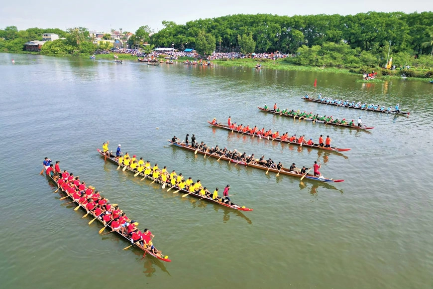 Đua thuyền truyền thống gắn liền lễ hội làng quê