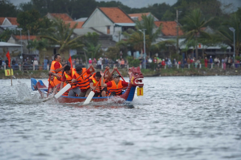 Ảnh đua thuyền rồng thể hiện khí thế mạnh mẽ