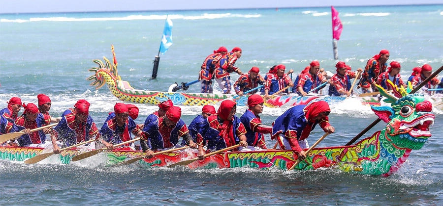 Hình ảnh đua thuyền trên sông thu hút người xem