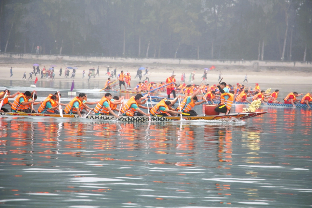 Đua thuyền rồng thể hiện sức mạnh tập thể