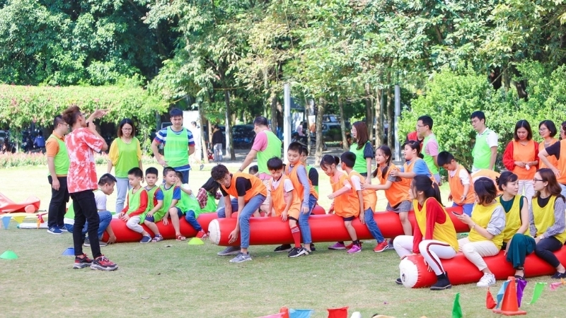 Các thành viên nhiệt tình thực hiện cách chơi đua thuyền trên cạn lầy lội và hài hước