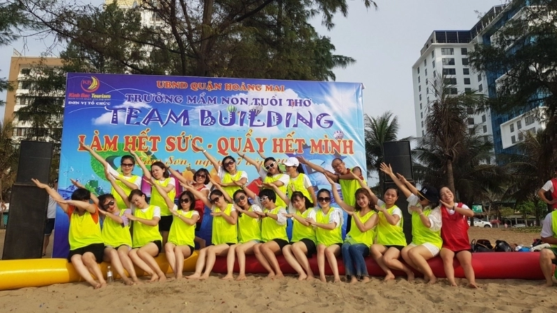 Đội hình chuẩn bị sẵn sàng cho cuộc đua thuyền trên cạn bãi biển