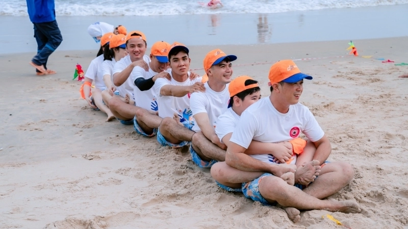 Ảnh thực tế đua thuyền trên cạn ghi lại tinh thần quyết tâm của người chơi