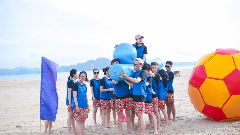 Hình ảnh các đạo cụ đua thuyền trên cạn màu sắc rực rỡ được chuẩn bị sẵn sàng