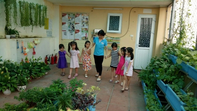 Bé hào hứng tham gia trò chơi dung dăng dung dẻ cùng bạn bè