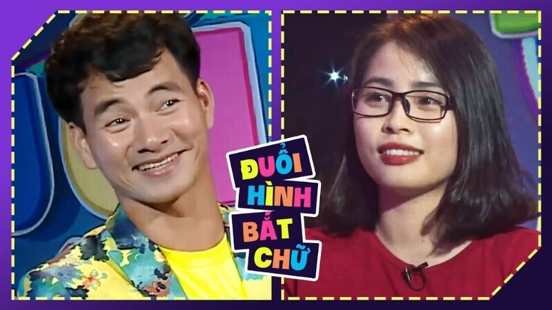 Mọi người hào hứng tham gia trò chơi Đuổi hình bắt chữ trong buổi team building tại văn phòng