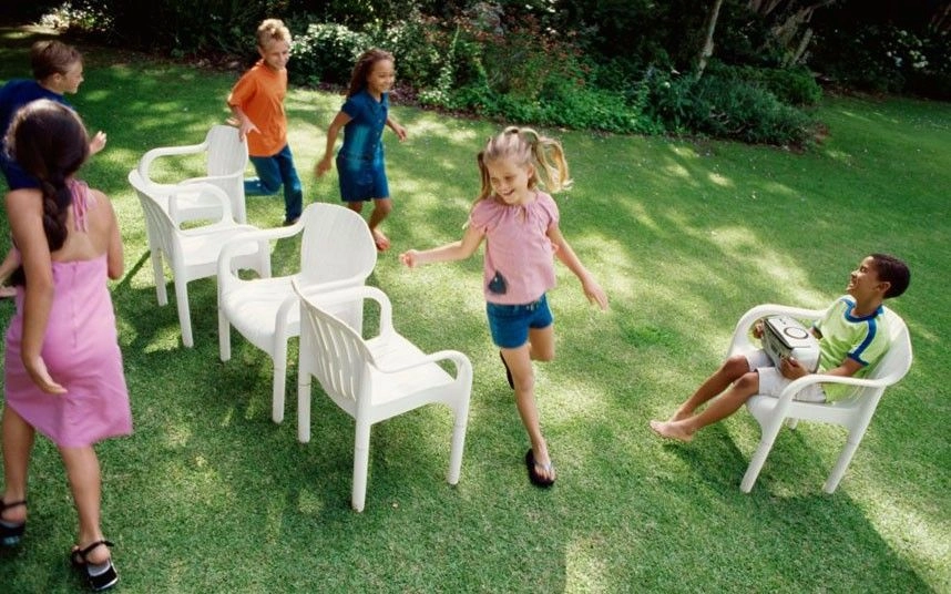 Người quản trò lựa chọn những bản nhạc chơi trò ghế âm nhạc sôi động để tăng kịch tính cho vòng đấu