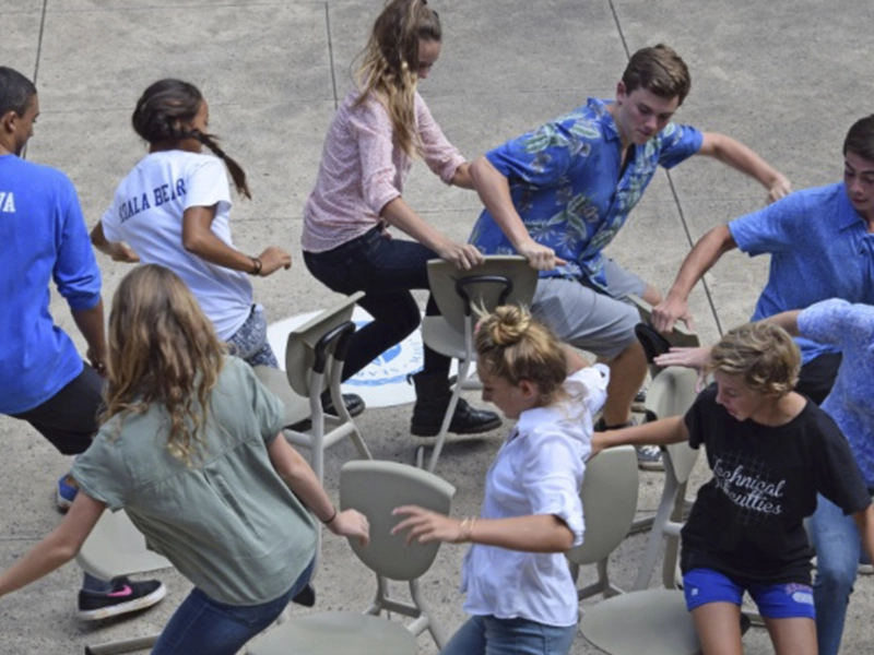 Tổng hợp hình ảnh trò chơi ghế âm nhạc hài hước với những pha tranh ghế cực lầy lội của nhân viên văn phòng