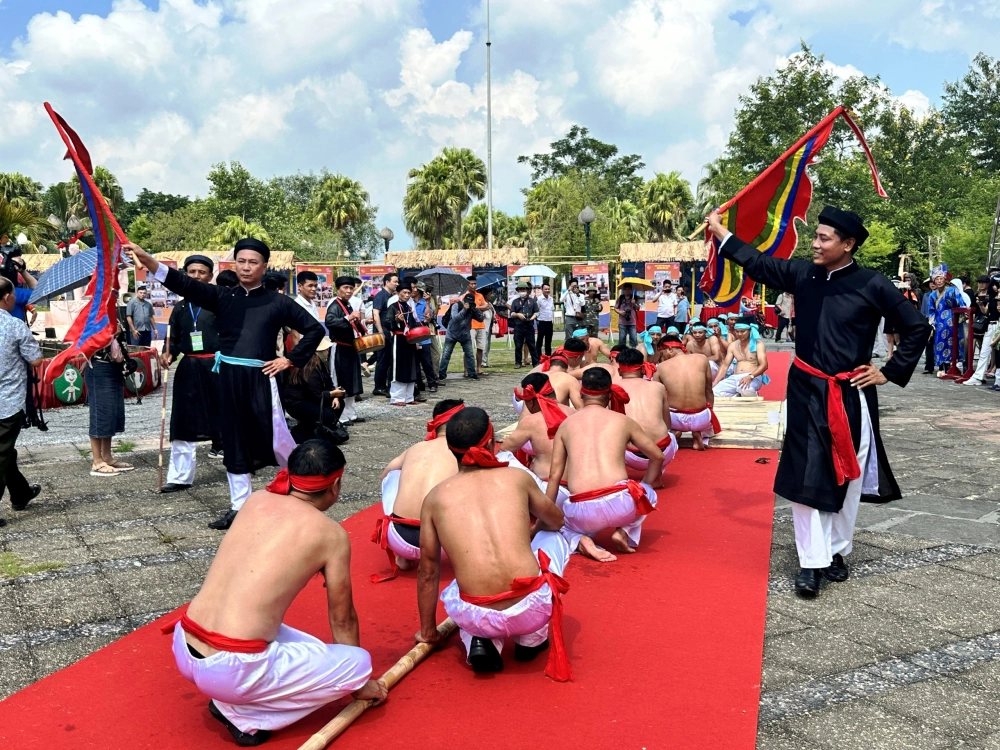Chơi trò chơi kéo co khuấy động sân chơi tập thể
