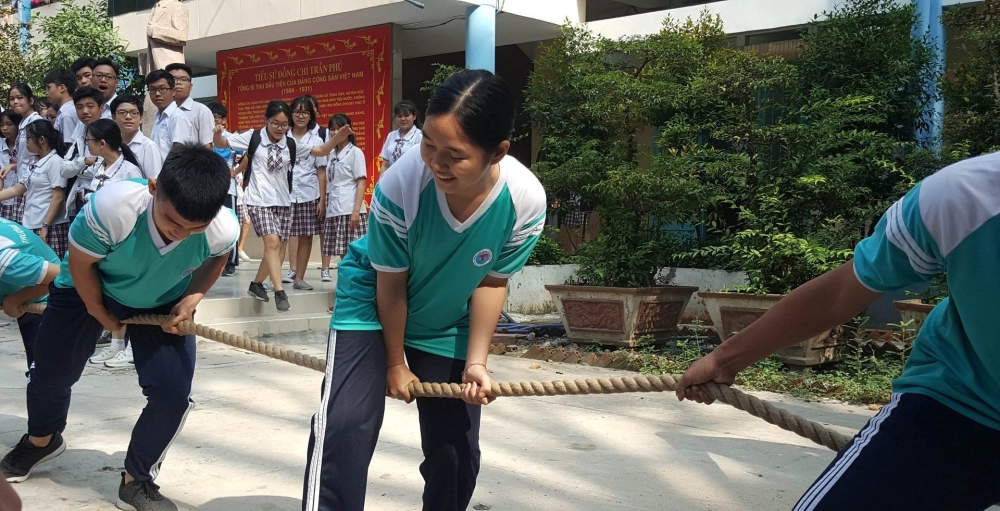 Sự kết hợp giữa truyền thống và hiện đại trong trò chơi dân gian kéo co ngược tập thể