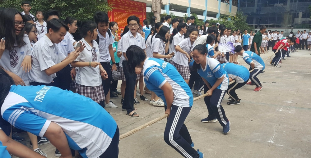 Thành viên đội đỏ dồn hết sức lực để vượt qua thử thách kéo co ngược cam go