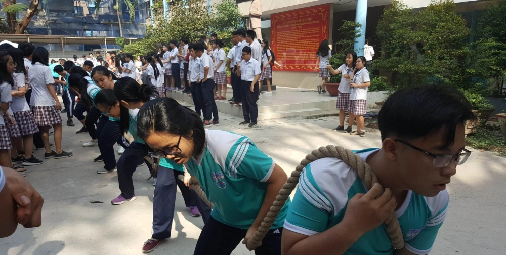 Khám phá kéo co ngược phiên bản lạ với tư thế ngồi kéo đầy thử thách và vui nhộn