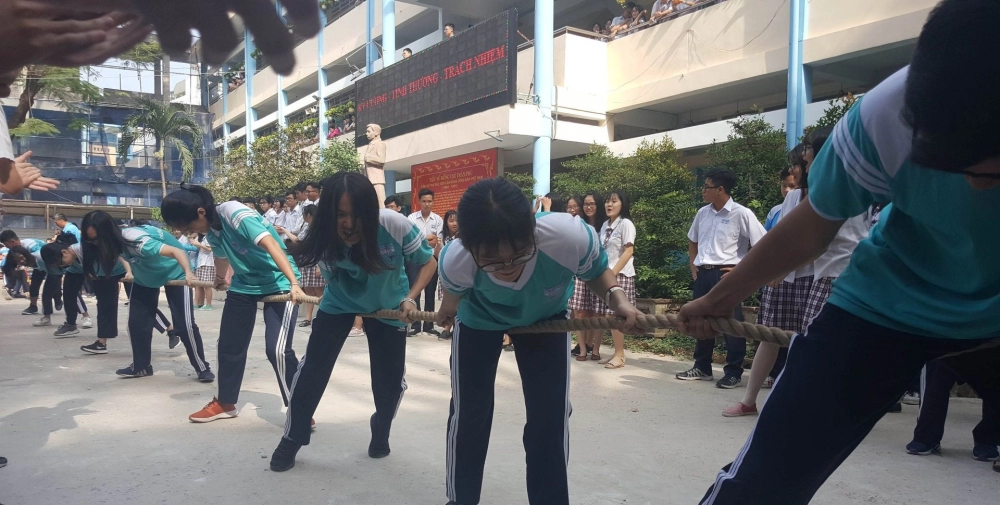 Các bạn nhỏ hào hứng tham gia hoạt động kéo co ngược cho trẻ em tại trường mầm non