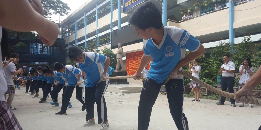 Cận cảnh đạo cụ kéo co ngược gồm dây thừng bện chắc chắn và vạch đích màu đỏ