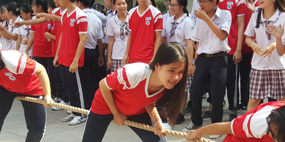 Hoạt động trò chơi kéo co ngược bãi biển sôi động trong chuyến du lịch hè của công ty