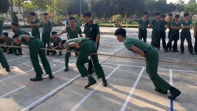 Thử thách kéo co ngược 3 hướng đầy kịch tính với sợi dây thừng nối giữa ba đội