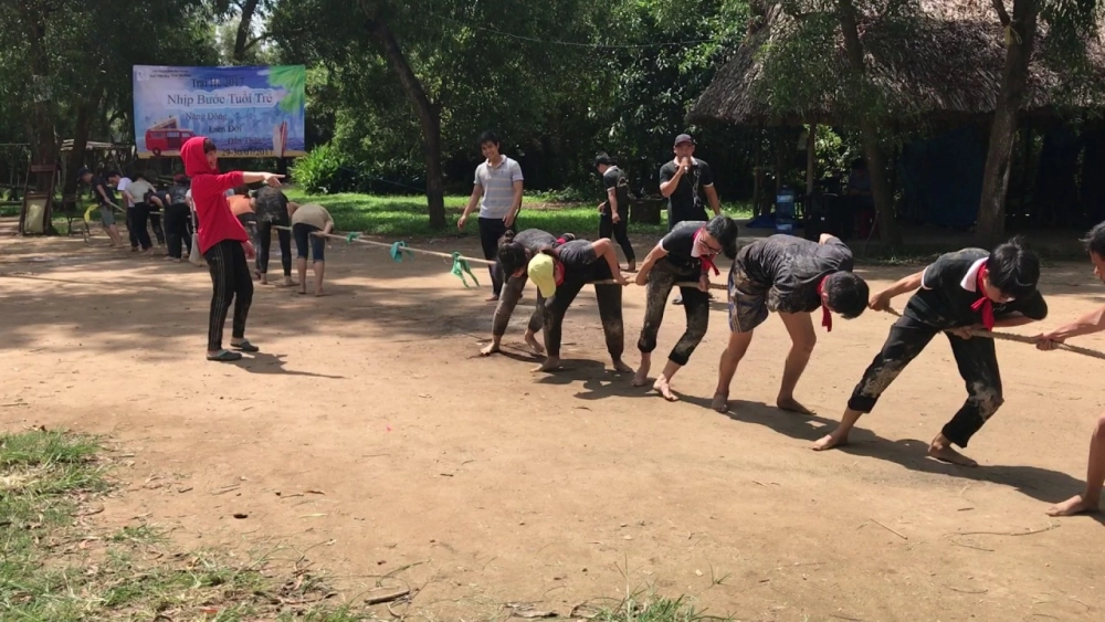 Những khoảnh khắc hình ảnh kéo co ngược hài hước khi các đội vô tình ngã nhào trên cỏ