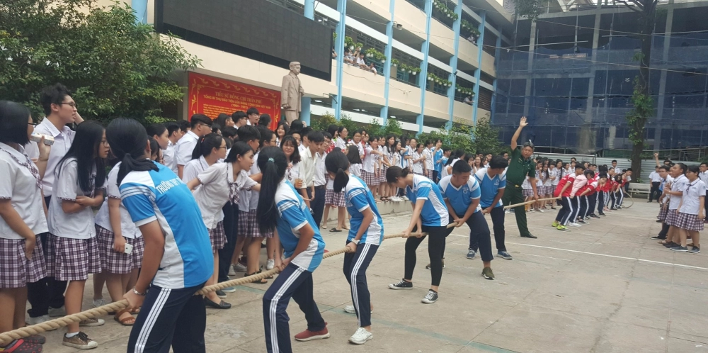 Trọng tài đang hướng dẫn chi tiết luật chơi kéo co ngược team building cho các đội viên